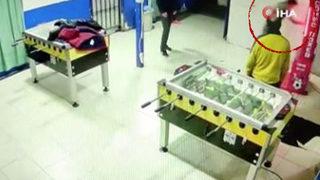 Oyun makinesine sert vurmak için gerildi, duramayınca duvarı parçaladı