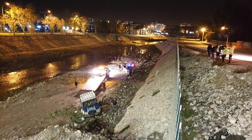 Osmaniye'de çaya devrilen minibüsteki 3 kişi yaralandı