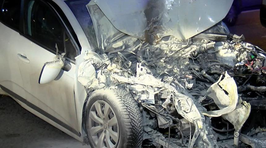 Son Dakika: Kadıköy'de feci kaza! Yanan otomobilde sıkıştı, güçlükle kurtarıldı