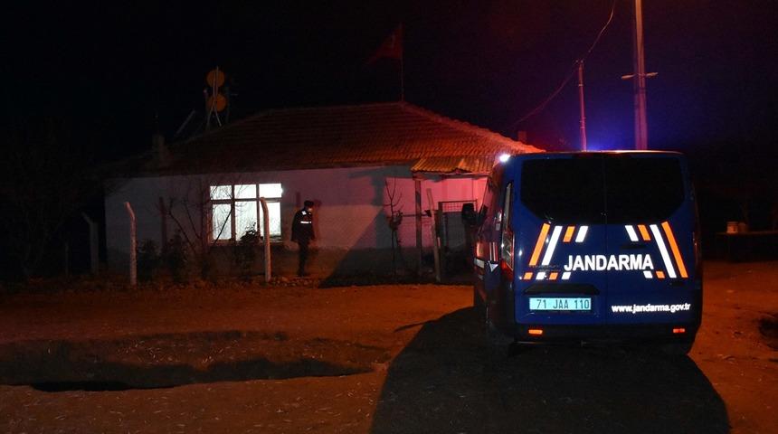 Kırıkkale'de bir kişi, silah temizlediği sırada kendisini ve dini nikahlı eşini yaraladı