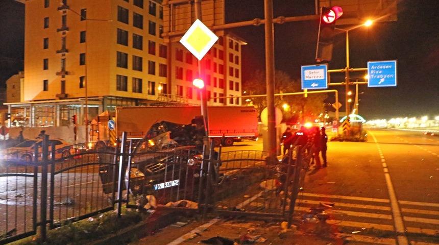Rize'de tır ile otomobilin çarpıştığı kazada 1 kişi öldü, 1 kişi yaralandı