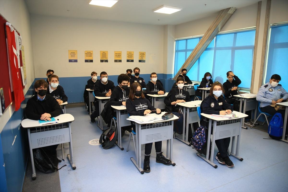 Havacılık meraklısı gen&ccedil;ler u&ccedil;aklardaki uygulamalı eğitimle sekt&ouml;re hazırlanıyor