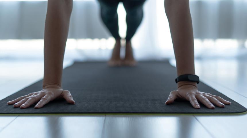 Oturduğunuz yerden sımsıkı bir vücuda sahip olmanızı sağlayacak bu egzersizlere bayılacaksınız!