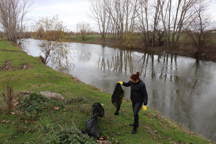 Edirne'de öğrenci ve akademisyenler Tunca Nehri çevresindeki çöpleri topladı G2