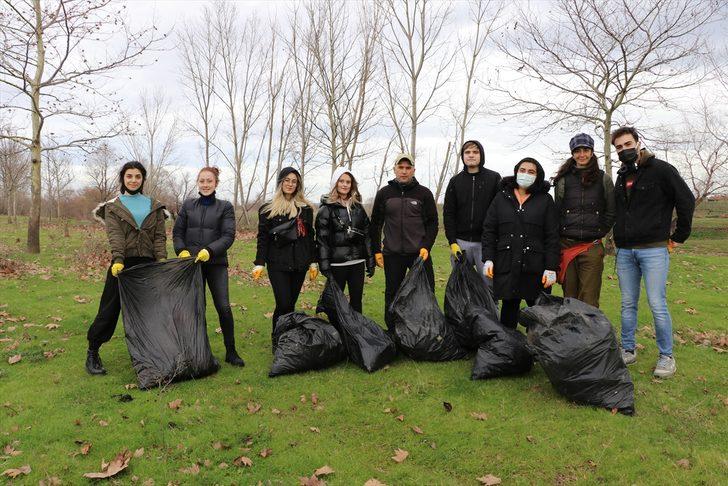 Edirne'de öğrenci ve akademisyenler Tunca Nehri çevresindeki çöpleri topladı G4