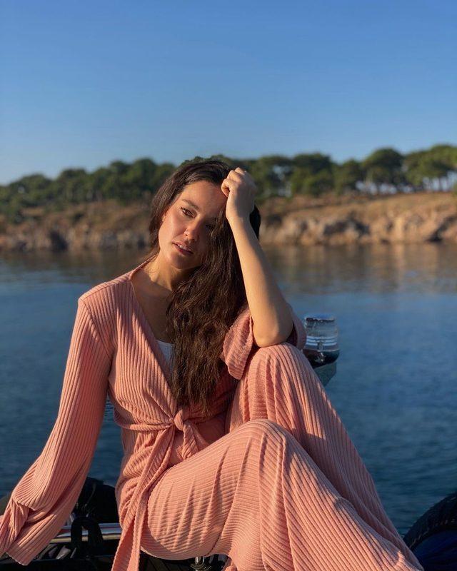Barbaroslar: Akdeniz'in Kılıcı'nın Isabel'i Pelin Akil göğüs dekoltesiyle Instagram'ı salladı!