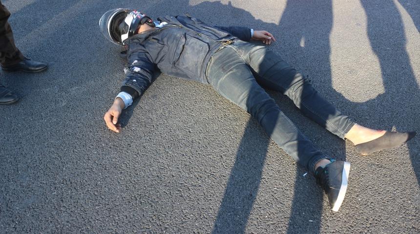 Adana'da beton bariyere çarpan motosikletteki 2 kişi yaralandı