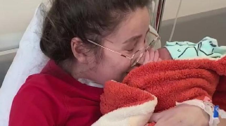 Mucize anne! Koronavirüs yüzünden üç kez ölümden döndü, bebeğini 36 gün sonra koklayabildi
