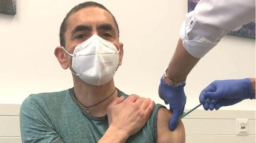 BioNTech'in CEO'su Şahin, aşı olmadığı y&ouml;n&uuml;ndeki iddialara fotoğrafla cevap verdi