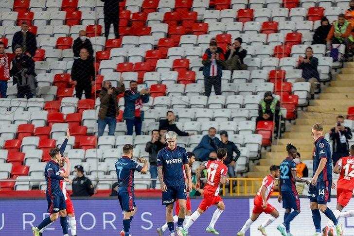 Son dakika: Trabzonspor ligde ilk kez kaybetti! Antalya’da seri sonu…