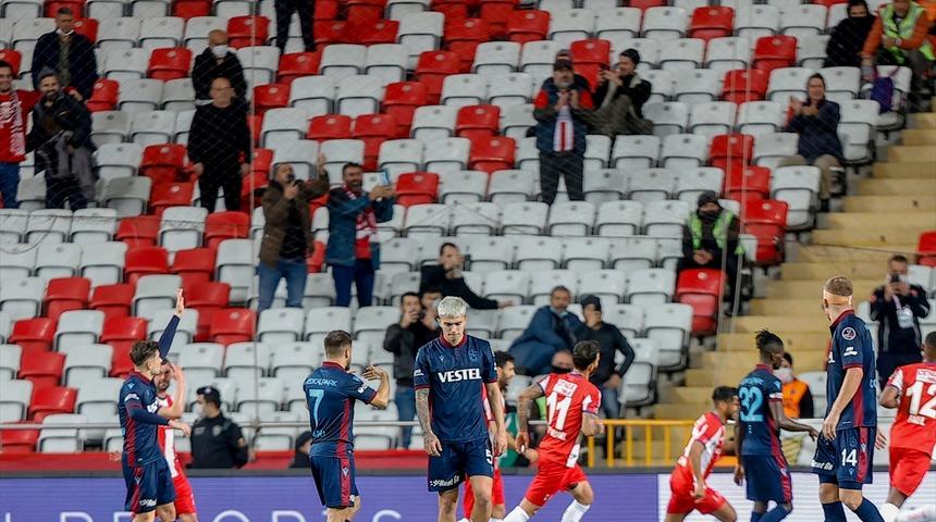 Son dakika: Trabzonspor ligde ilk kez kaybetti! Antalya’da seri sonu…