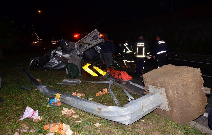 Antalya'da iki otomobil çarpıştı bir kişi öldü G4