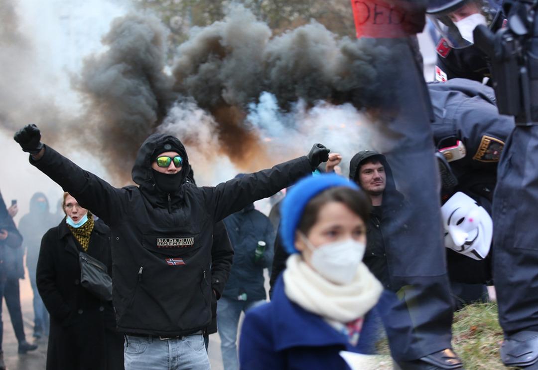 44 bin kişi sokağa indi! Koronavir&uuml;s kısıtlamalarını protesto ettiler
