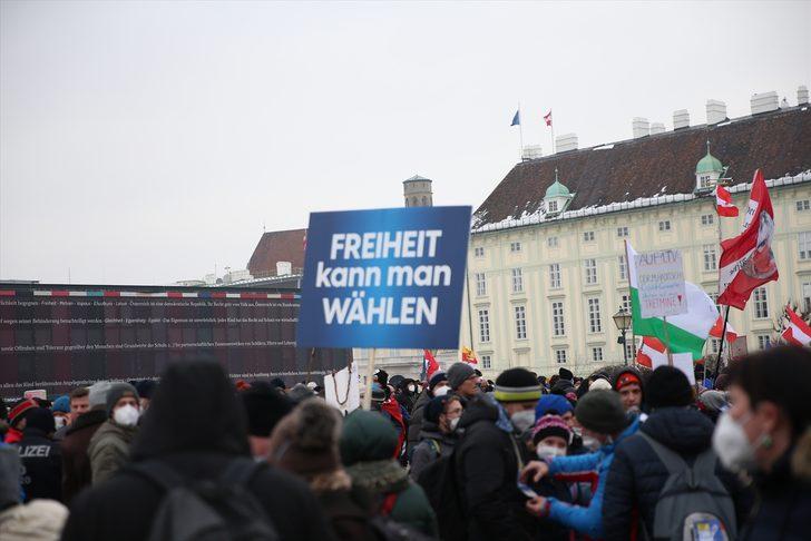 44 bin kişi sokağa indi! Koronavirüs kısıtlamalarını protesto ettiler G3