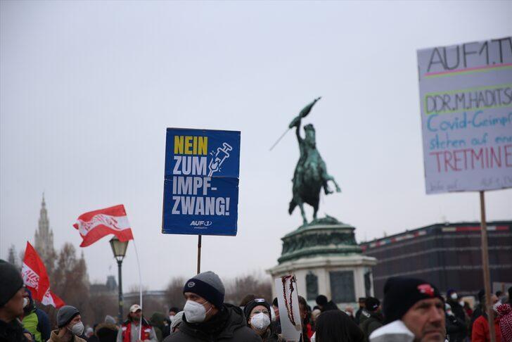 44 bin kişi sokağa indi! Koronavirüs kısıtlamalarını protesto ettiler G5