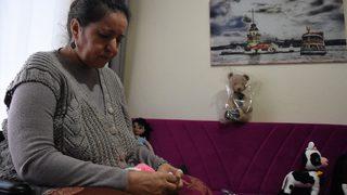 Tekerlekli sandalyesinde el işi üretip belediyenin desteğiyle satıyor