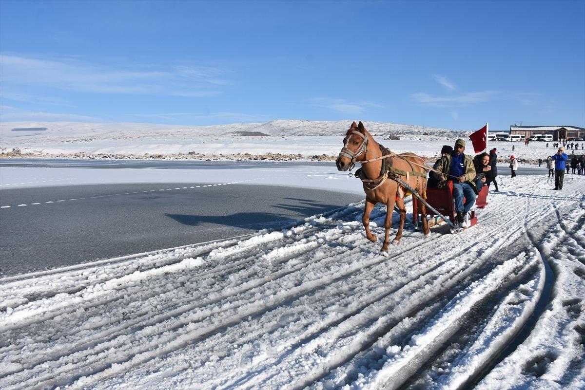 Kısmen donan &Ccedil;ıldır G&ouml;l&uuml;'nde hafta sonu yoğunluğu