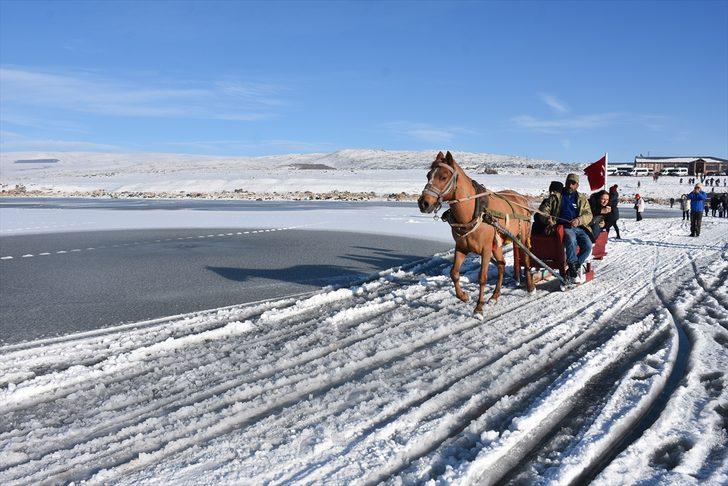 Kısmen donan Çıldır Gölü'nde hafta sonu yoğunluğu G4