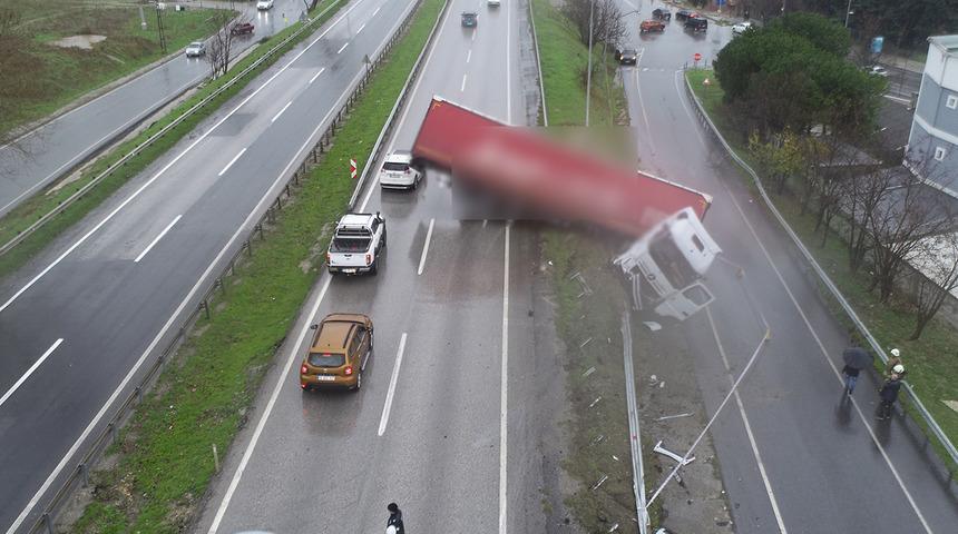 İstanbul'da feci kaza! TIR yoldan çıktı, askıda kaldı 