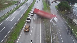 İstanbul'da feci kaza! TIR yoldan çıktı, askıda kaldı 