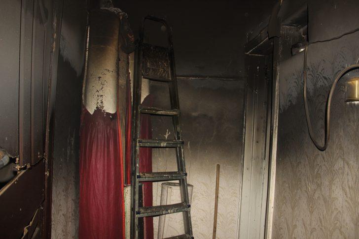 Kapıyı açınca gördüğüne inanamadı! Evini ateşe verip salonda uzandı G2