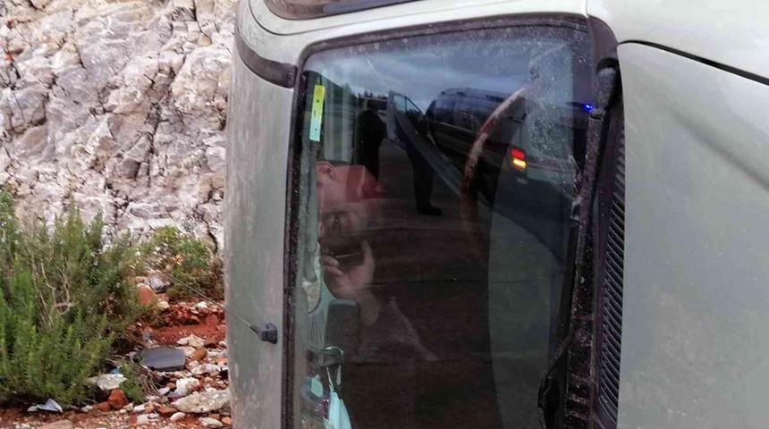 Kaza sonrası ilginç görüntü! Yan dönen araçta telefonla konuştu