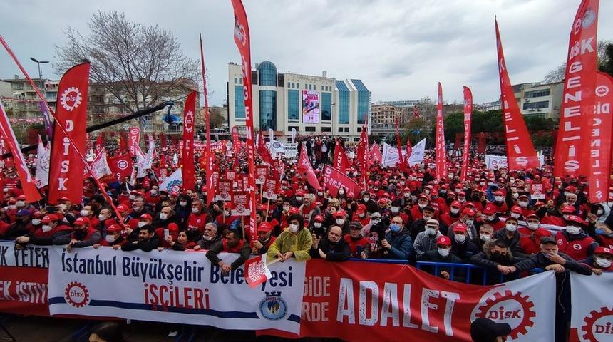 DİSK'ten 'Ge&ccedil;inmek istiyoruz' mitingi: "Her gece uykuya dalmadan faturaları nasıl &ouml;deyeceğiz diye d&uuml;ş&uuml;n&uuml;yoruz"