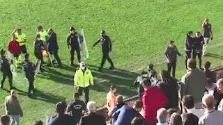 Kırmızı kart gören futbolcu hakeme kafa attı!