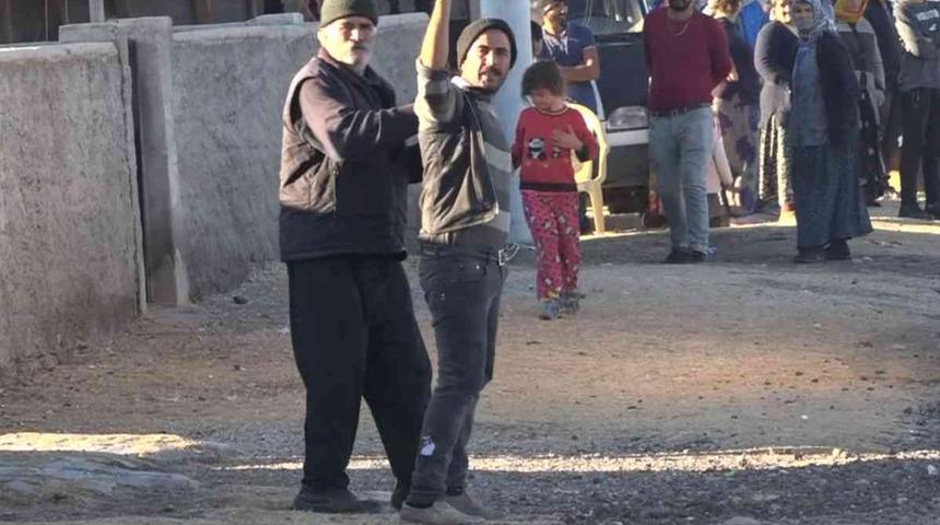 Akılalmaz olay! K&ouml;peğin yaptığı iki aileyi birbirine d&uuml;ş&uuml;rd&uuml;