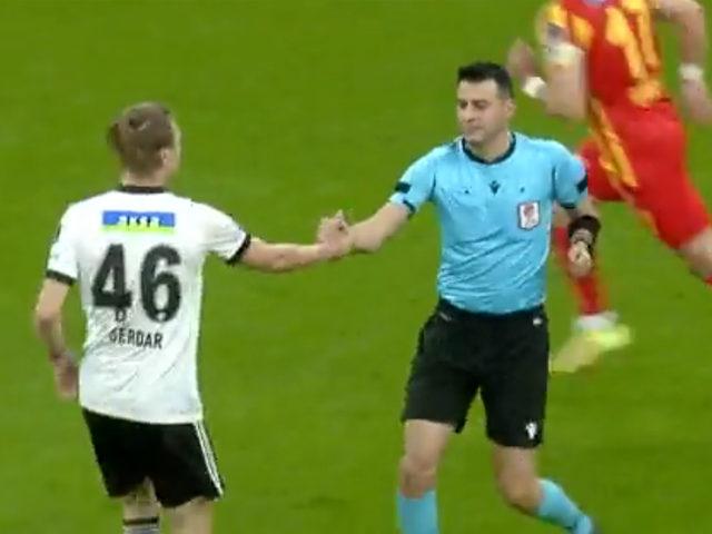 Beşiktaş'ın genç oyuncusu Serdar Saatçı'dan alkışlanacak hareket