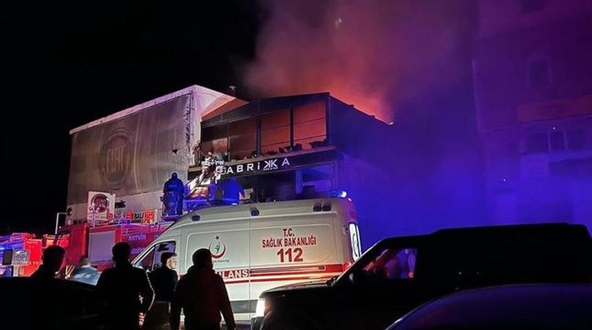 Müşteriler korkuyla dışarı kaçıştı! Artvin'de kafeteryada yangın: 8 yaralı