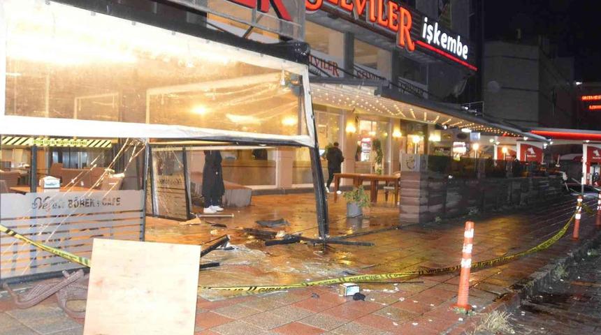 Alkollü sürücü aracıyla çorbacıya daldı! Ortalık savaş alanına döndü