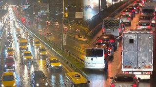 Trafik durma noktasına geldi! İstanbul'da yollarda yağmur etkisi