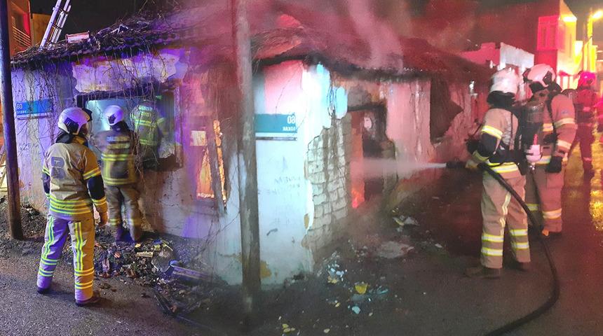 Elektrik olmadığı için yaktığı mum evini küle çevirdi! Alevlerin arasından kurtardılar