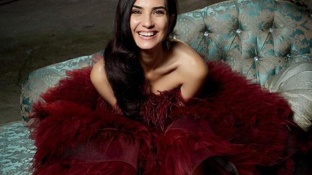 Tuba Büyüküstün'ün annesini gören inanamadı! Güzelliği anneden