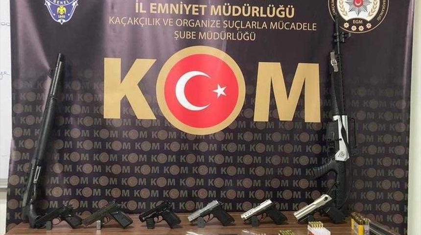 Mersin'de silah ka&ccedil;ak&ccedil;ılığı operasyonunda 10 zanlı yakalandı