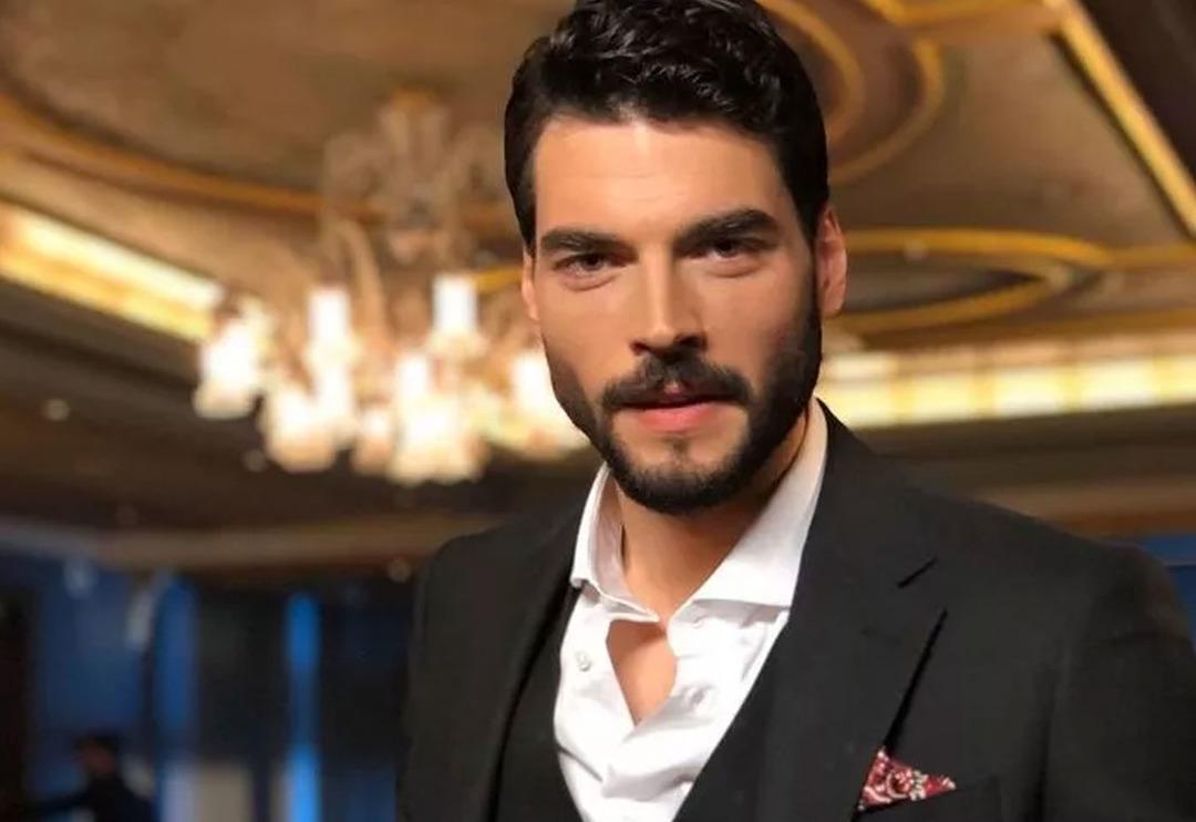 Akın Akın&ouml;z&uuml;'nin &ccedil;ocukluk fotoğrafı sosyal medyayı salladı! 50 kilo vermiş