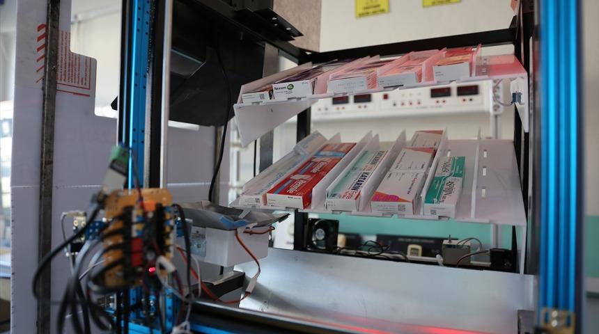 Öğrencilerden nöbetçi eczane arama derdine "Akıllı" çözüm