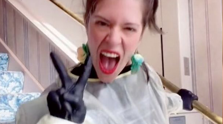 Cenaze töreni için ölülere makyaj yapıyor! Sosyal medyada bu anları anlattı