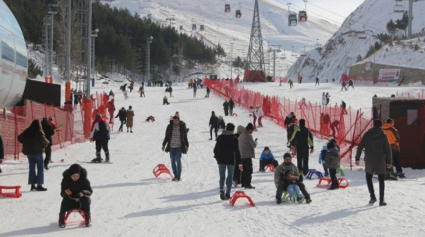 Haftasonu yerli ve yabancı turistler akın etti! Erzurum Palandöken’de yoğunluk yaşandı