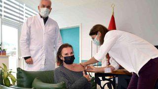 Perihan Savaş  4’üncü doz aşısını yaptırdı! Bol antikor olsun