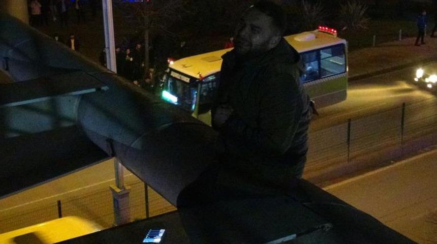 İntihar etmek için çıktığı köprüden alkışlarla indirildi