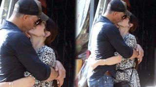 53 yaşındaki Sandra Bullock liseli aşıklar gibi 