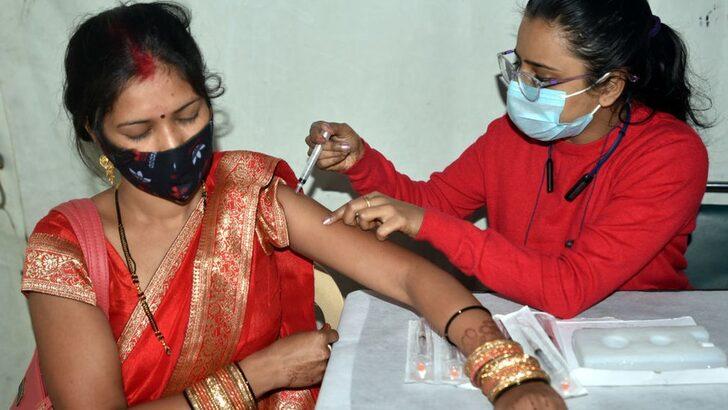 Omicron: Hindistan 'pandemi ruletinden' kaçınmak için ne yapıyor?