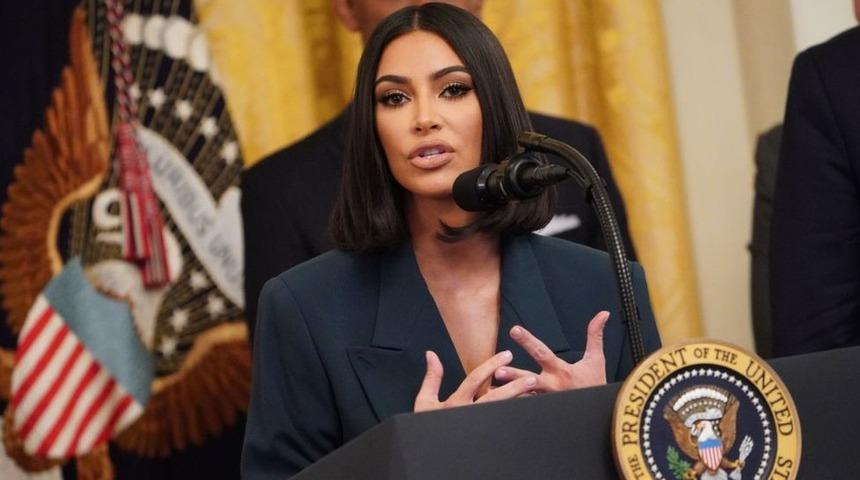 Kim Kardashian, avukatlık i&ccedil;in gereken ilk sınavı ge&ccedil;ti