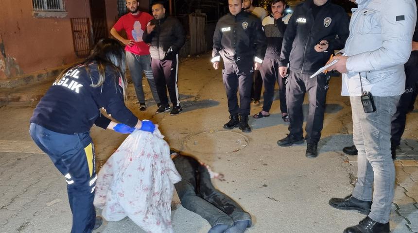 Son Dakika: Adana'da sokak ortasında dehşet! 5 yerinden bıçaklandı