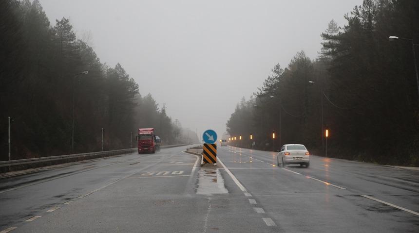 Bolu Dağı'nda sis ve sağanak trafiği yavaşlattı