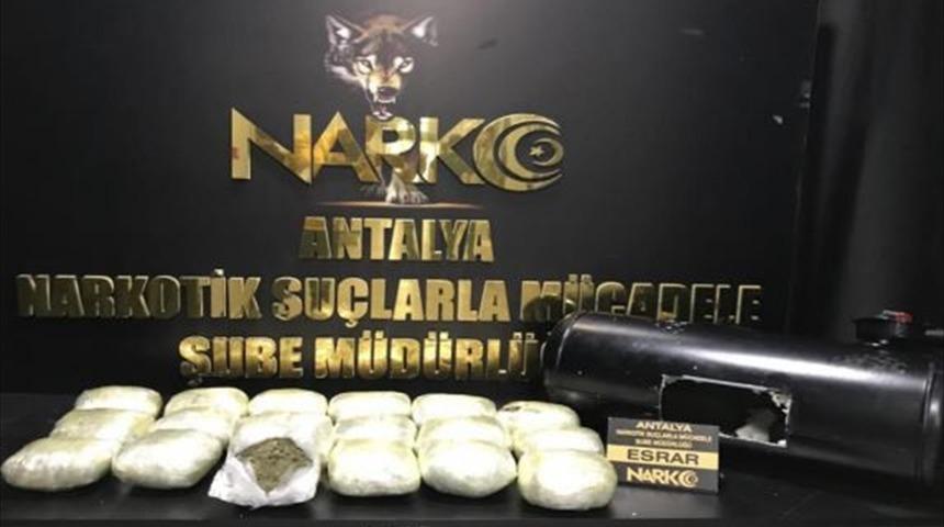 Antalya'da otomobilin LPG tankında 10 kilo 450 gram esrar ele geçirildi