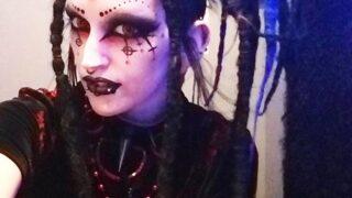 Kendisini baştan yarattı! Gotik tarzını kenara bırakınca başka birine dönüştü