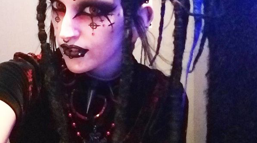 Kendisini baştan yarattı! Gotik tarzını kenara bırakınca başka birine dönüştü